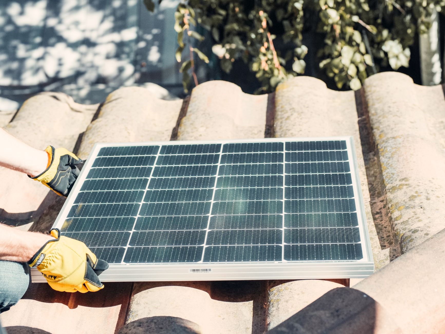 Installateur panneaux solaires équipe à Tours